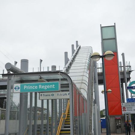 Four Bedroom Townhouse 12 Minutes Walk To Excel Exhibition Centre London Exterior foto